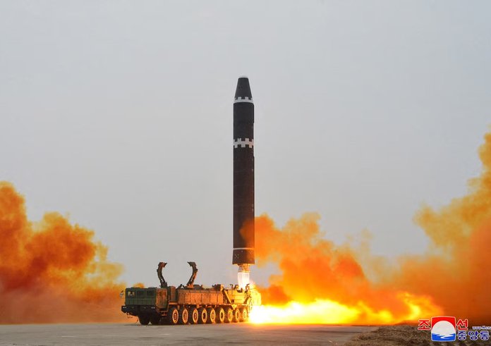 Severokorejská balistická střela dlouhého doletu.