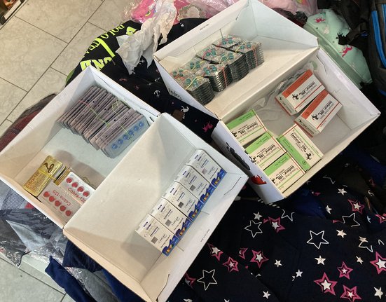 Zajištěné léky z prodejny smíšeného zboží na Chomutovsku.