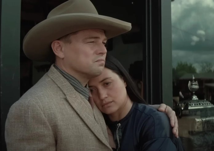 Leonardo DiCaprio a Lily Gladstone ve filmu Zabijáci rozkvetlého měsíce