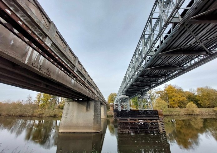 Vlevo takřka stoletý most, napravo mostní provizorium v Řečanech nad Labem