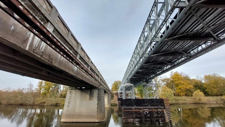 Vlevo takřka stoletý most, napravo mostní provizorium v Řečanech nad Labem