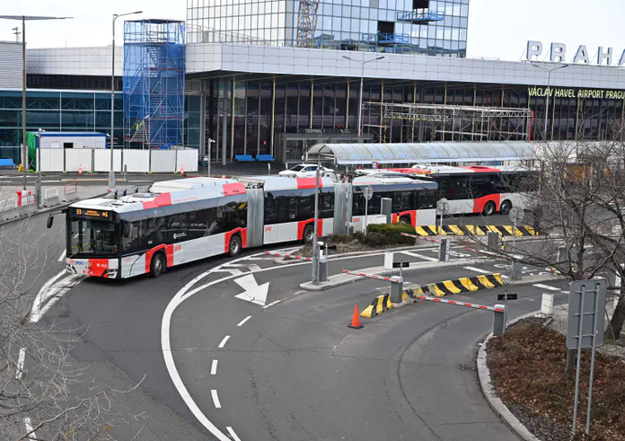 Nejdelší trolejbusy v republice už jezdí na Letiště Václava Havla.