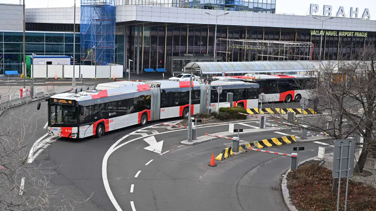 Nejdelší trolejbusy v republice už jezdí na Letiště Václava Havla.