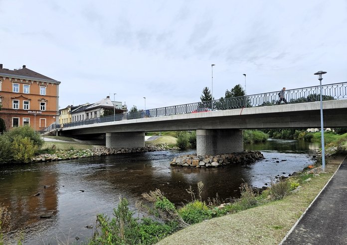 most přes řeku Jizeru v Semilech