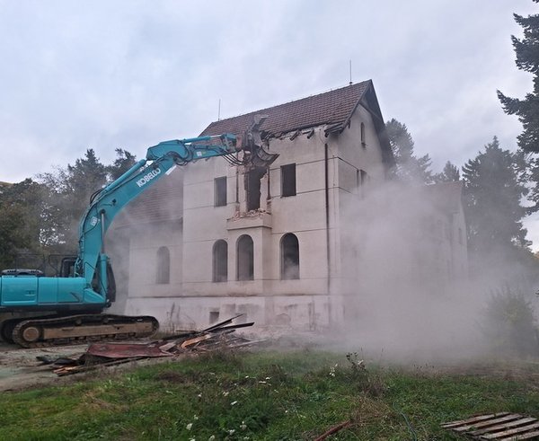 Starý sirotčinec mizí.