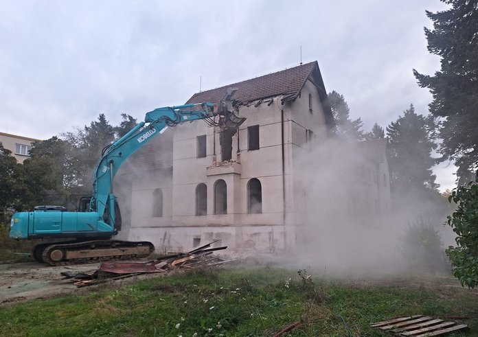 Starý sirotčinec mizí.