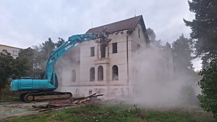Starý sirotčinec mizí.