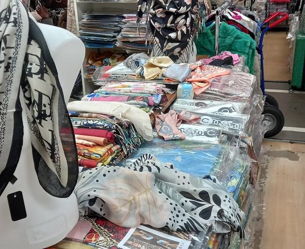 2026-2-1-1856prodejní pult s bohatou nabídkou