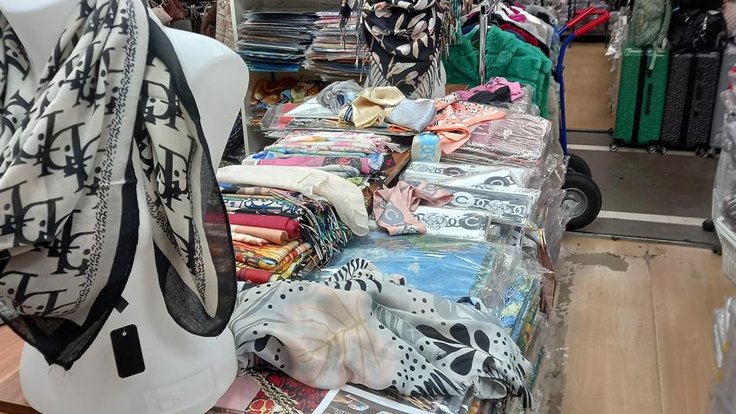 2026-2-1-1856prodejní pult s bohatou nabídkou