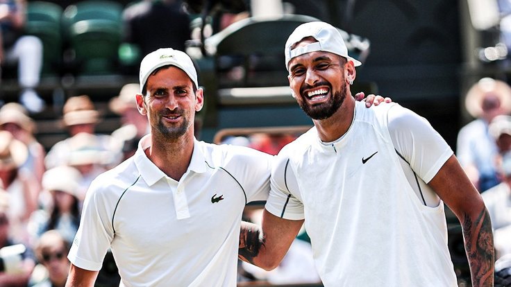 Nick Kyrgios (vpravo) s Novakem Djokovičem před loňským finále Wimbledonu.