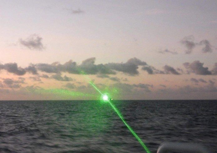 Zelený laser, který oslepil posádku Filipínské pobřežní hlídky.