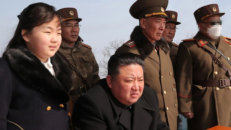 Kim Čong-un sleduje odpal balistické rakety společně se svou desetiletou dcerou Kim Ču-e