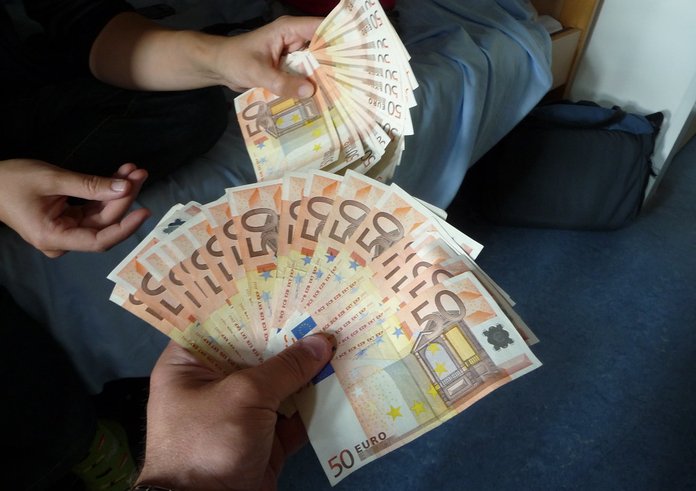 article-tips-money-euros-in-hand