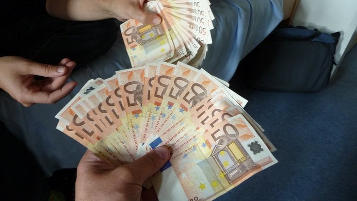 article-tips-money-euros-in-hand