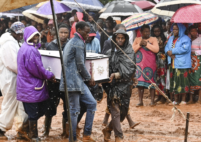 Pohřbívání obětí tropické bouře Freddy v Malawi.