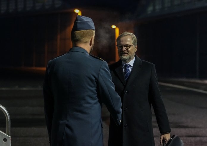 Petr Fiala před odletem do Paříže (13. 12. 2022).