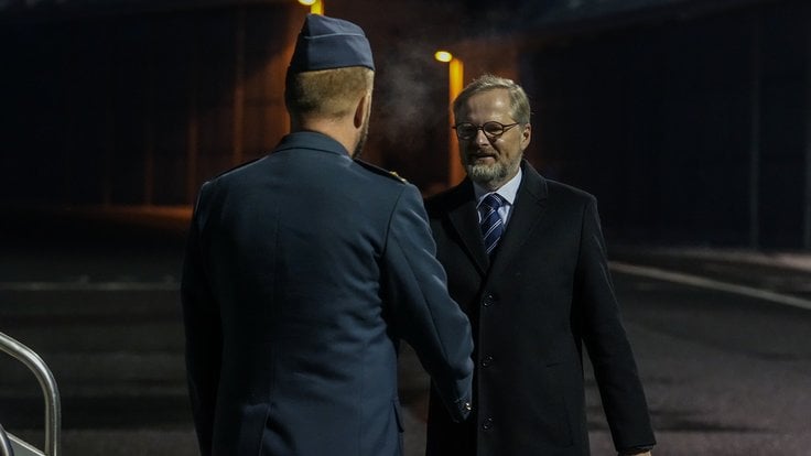 Petr Fiala před odletem do Paříže (13. 12. 2022).