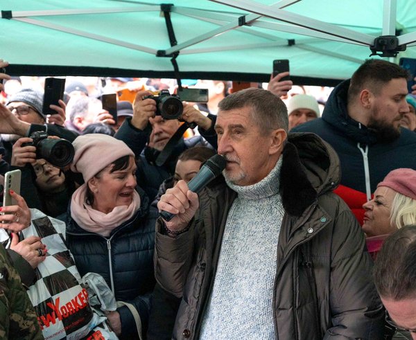 Andrej Babiš promlouvá k podporovatelům v kampani k prezidentským volbám.