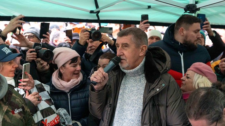 Andrej Babiš promlouvá k podporovatelům v kampani k prezidentským volbám.