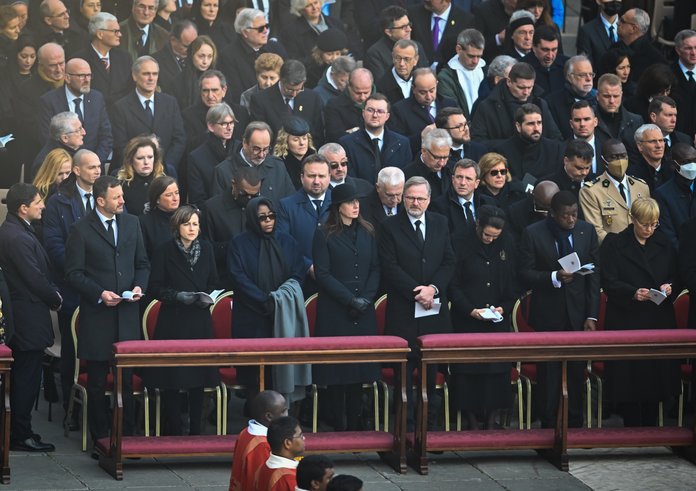 Česká delegace na pohřbu bývalého papeže Benedikta XVI.