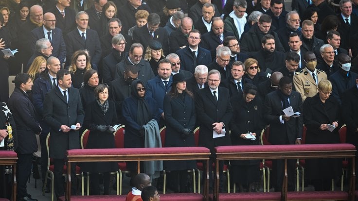 Česká delegace na pohřbu bývalého papeže Benedikta XVI.