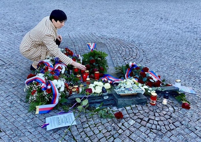 Předsedkyně Poslanecké sněmovny Markéta Pekarová Adamová položila květiny k památníku Jana Palacha.