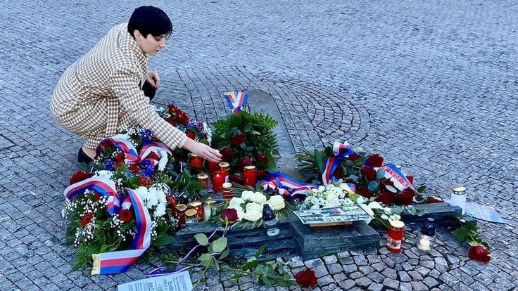 Předsedkyně Poslanecké sněmovny Markéta Pekarová Adamová položila květiny k památníku Jana Palacha.