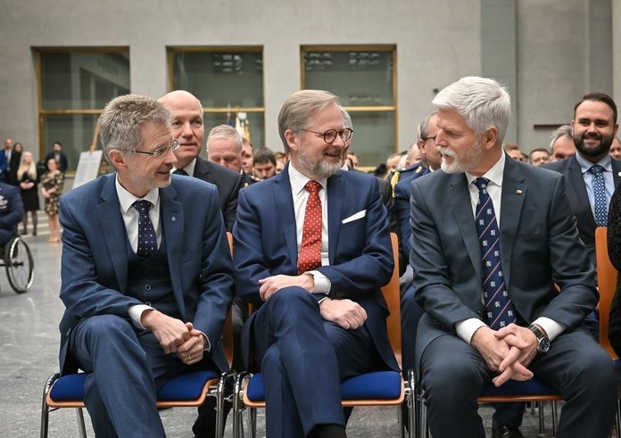 První společné foto nově zvoleného prezidenta Petra Pavla, premiéra Petra Fialy a předsedy Senátu Miloše Vystrčila.