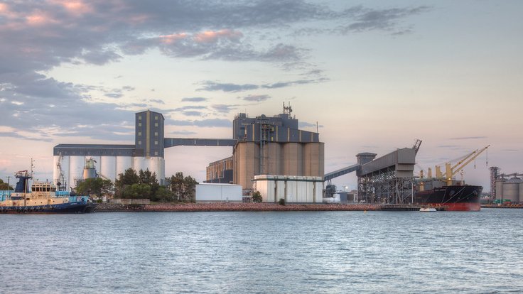 Uhelný přístav v Newcastlu v Austrálii.