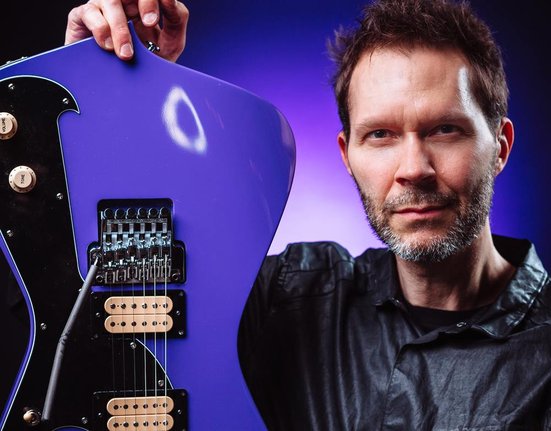 Paul Gilbert a jedna z jeho ukradených kytar.