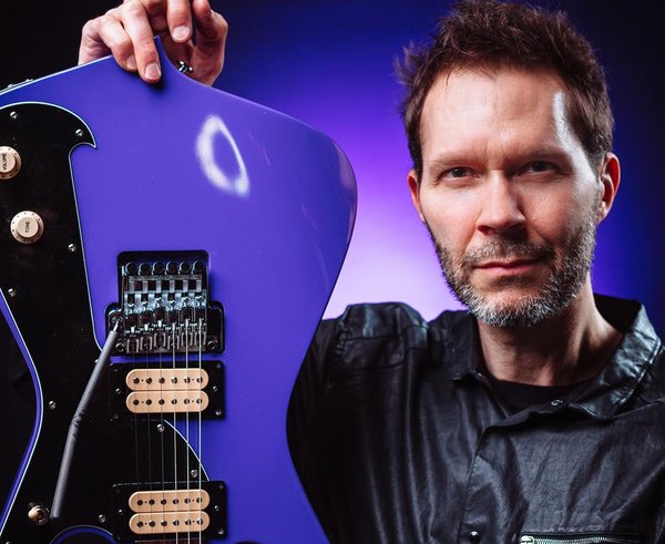 Paul Gilbert a jedna z jeho ukradených kytar.