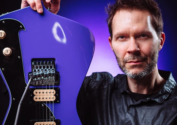 Paul Gilbert a jedna z jeho ukradených kytar.