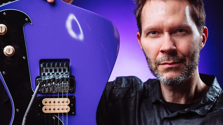 Paul Gilbert a jedna z jeho ukradených kytar.