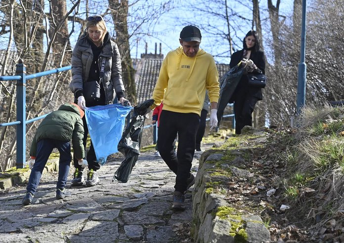 Ukrajinští uprchlíci uklízeli park v Jihlavě