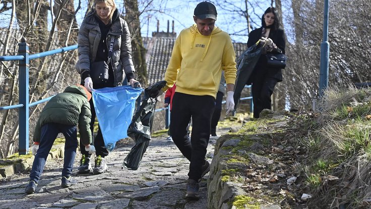 Ukrajinští uprchlíci uklízeli park v Jihlavě