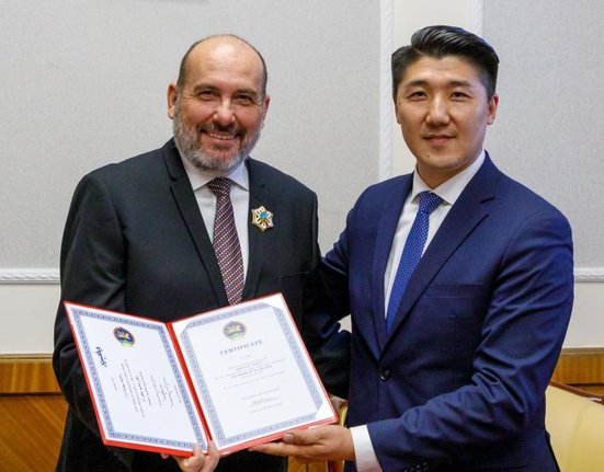 Ředitel pražské zoo obdržel nejvyšší mongolské státní vyznamenání za záchranu koně Převalského