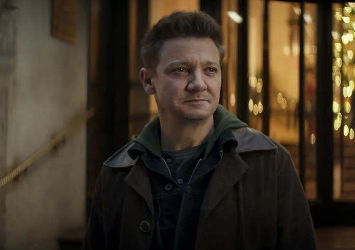 Jeremy Renner jako Hawkeye ve stejnojmenném seriálu.