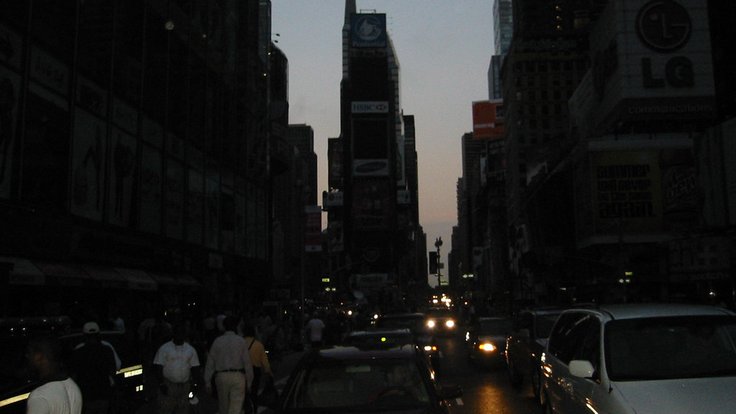 Výpadek proudu v roce 2003. Pohled na Times Square v New Yorku.
