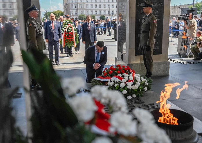 Polský premiér Mateusz Moraweicki uctívá památku zmasakrovaných Poláků banderovskými jednotkami za druhé světové války.