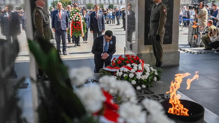 Polský premiér Mateusz Moraweicki uctívá památku zmasakrovaných Poláků banderovskými jednotkami za druhé světové války.