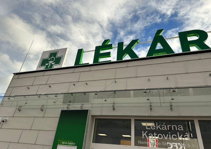Nová lékárna ve Strakonicích, která jako jediná v Česku má drive-in okénko.