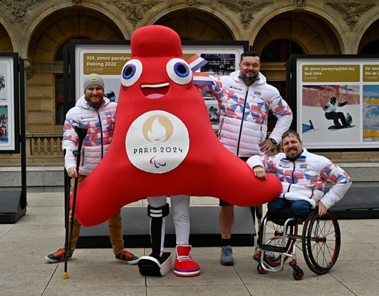 Čeští paralympionici s maskotem Paralympiády v Paříži