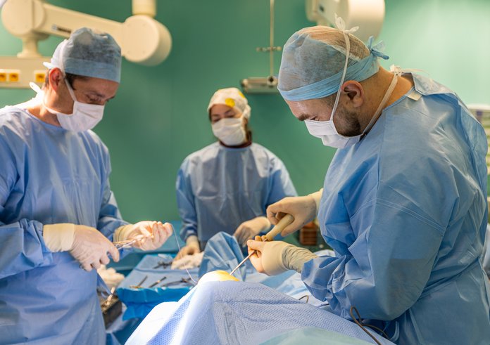Vpravo lékař Ondřej Havel při operaci v Rokycanské nemocnici.