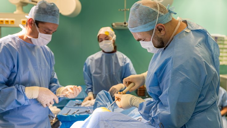 Vpravo lékař Ondřej Havel při operaci v Rokycanské nemocnici.