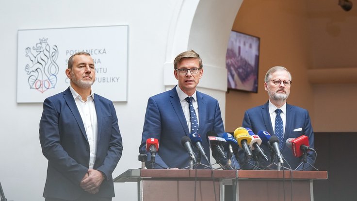 Zleva prezident AutoSAP Martin Jahn, ministr dopravy Martin Kupka a premiér Petr Fiala.