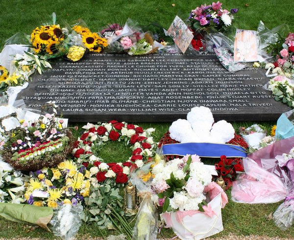 Pamětní deska se jmény zemřelých při teroristických útocích v Londýně roku 2005