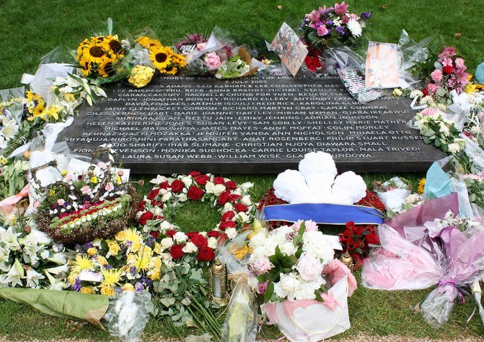Pamětní deska se jmény zemřelých při teroristických útocích v Londýně roku 2005