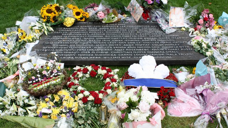 Pamětní deska se jmény zemřelých při teroristických útocích v Londýně roku 2005
