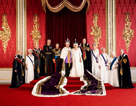 Král Karel III s královnou s dalšími členy královské rodiny včetně přímého následovníka britského trůnu prince Williama a jeho manželkou.