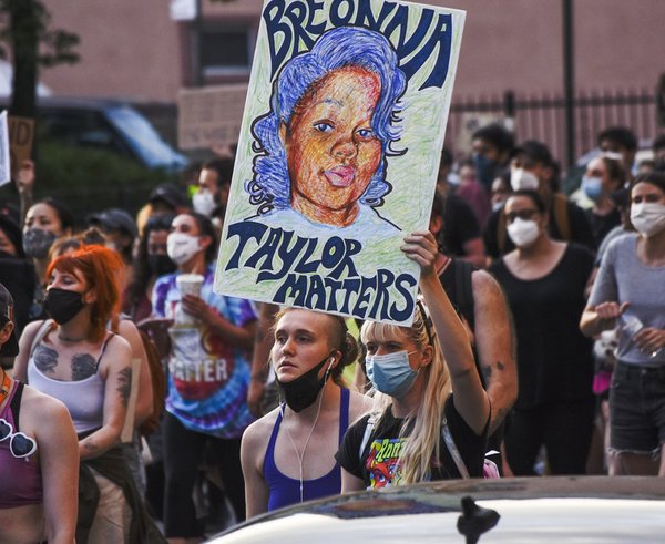 Záběr z protestů po zastřelení Breonny Taylor